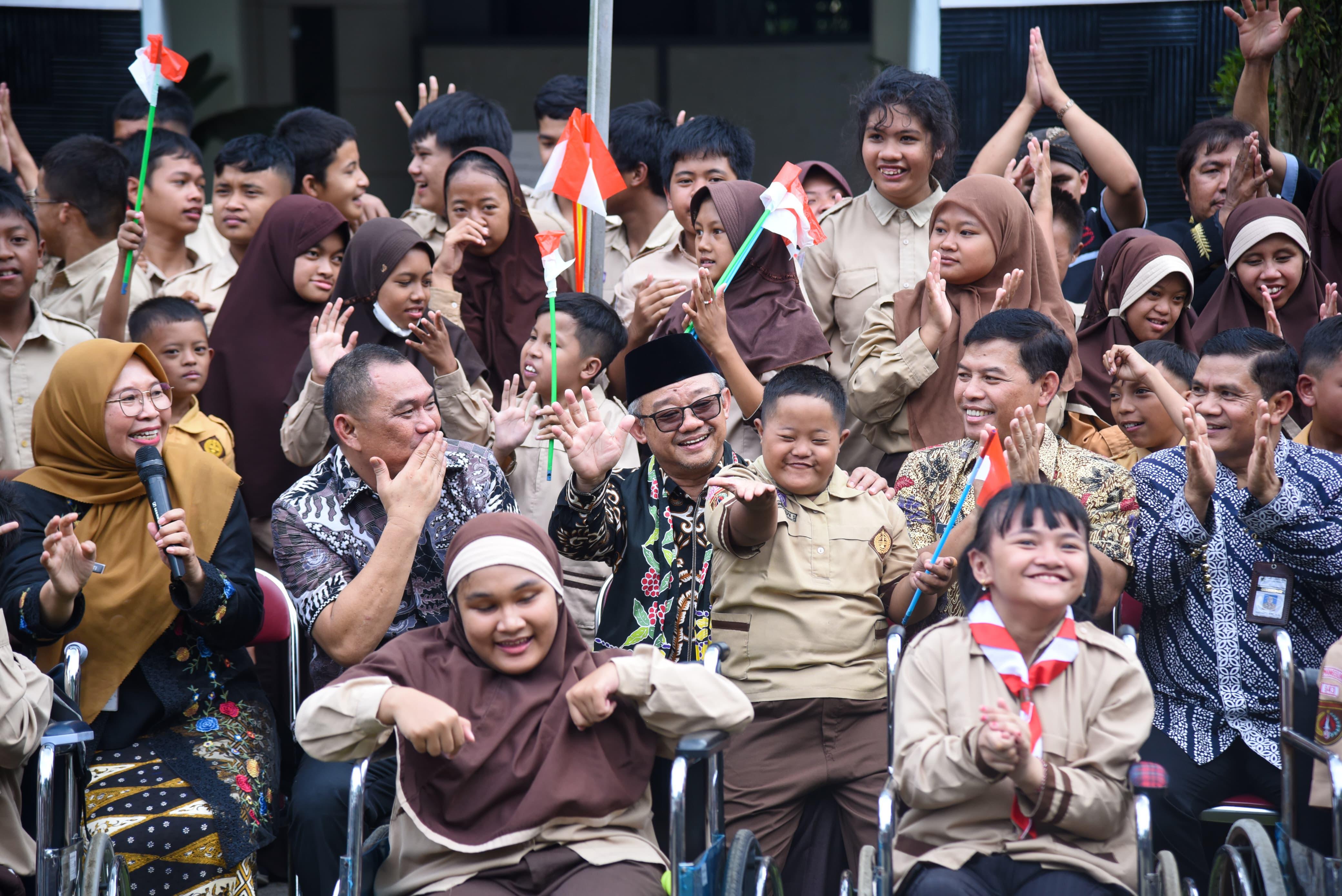 keceriaan-anak-anak-slbn-temanggung-saat-bertemu-mendikdasmen